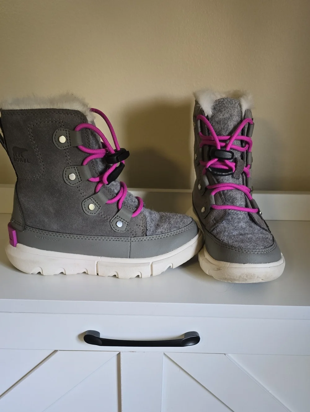 Sorel Kids Explorer Gray Winter Boots with Purple Laces Size 12